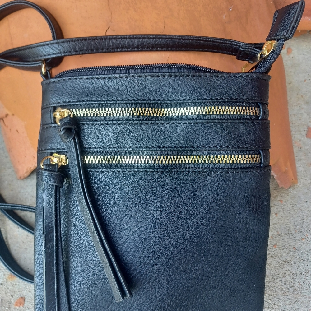 BLACK VEGAN LEATHER HOBO CROSSBODY BAG SIZE 8.5X7 NWOT - Picture 1 of 10